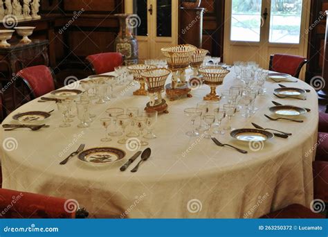 Tavola apparecchiata con antipasti leggeri