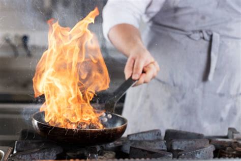 Padella con fiamme durante il flambé