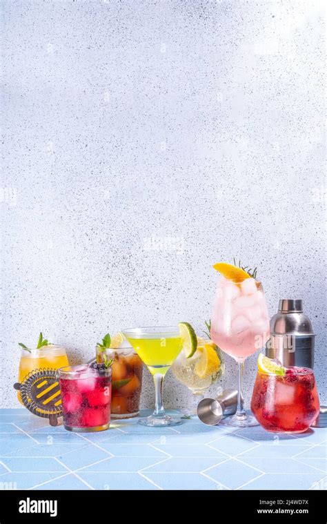 bicchieri tumbler con diversi cocktail