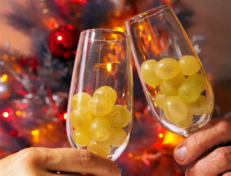 Dodici chicchi d'uva su un piatto per il Capodanno