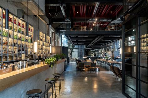 Interni di Moebius Milano con luci soffuse e bancone bar