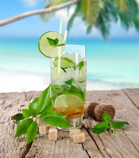 Una donna che beve un mojito su una spiaggia tropicale