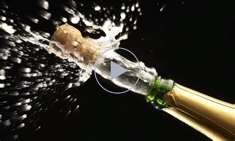 Immagine di una bottiglia di spumante che si infrange contro lo scafo di una nave durante un varo