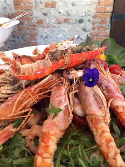 Piatto di crostacei con bicchiere di Prosecco