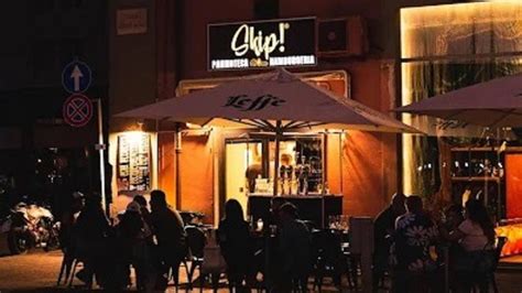 Bottiglia nella scarpa contro il muro