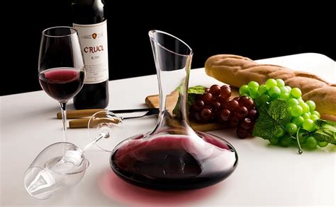 Decanter con vino rosso