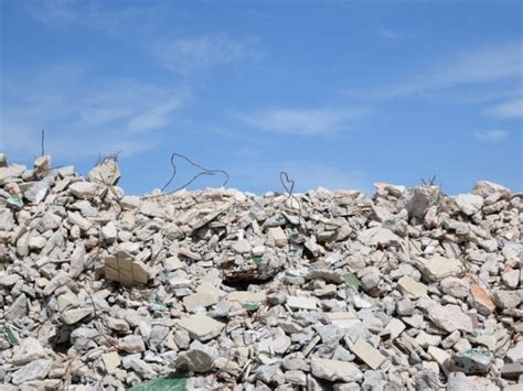 Cumulo di calcinacci e materiali edili