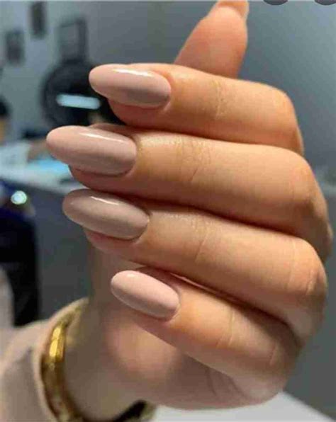 Unghie con smalto nude beige