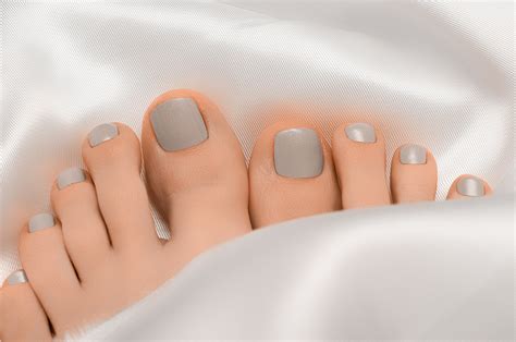 Esempio di unghie con smalto greige