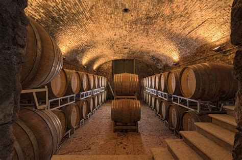 Cantine sotterranee con botti di riserva