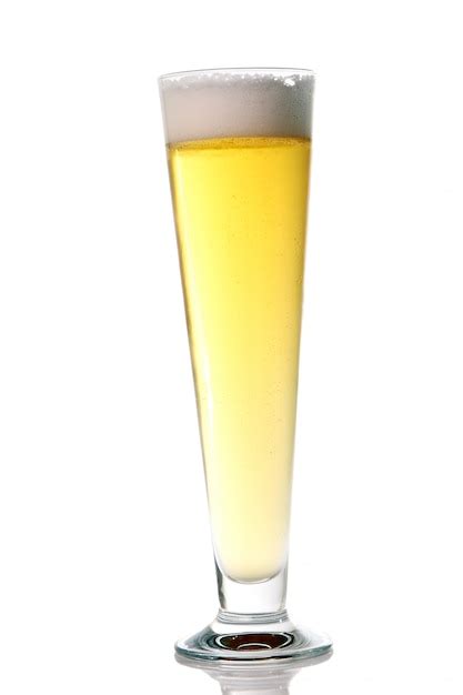 bicchiere pilsner con birra chiara e schiuma