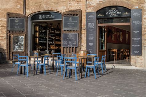 Esterno della Caffetteria Bollani con tavolini