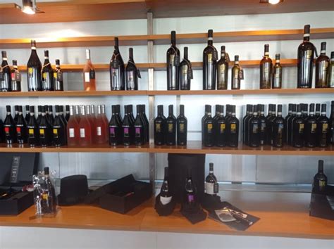 Vetrina di cocktail e vini alla Caffetteria Bollani