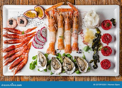 Piatto di crudo di pesce con bicchiere di spumante