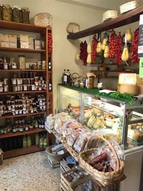Interno di una bottega contadina con prodotti tipici