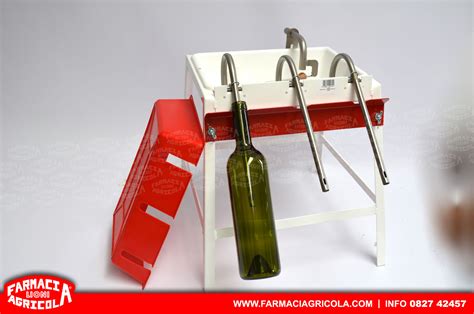 Imbottigliatrice per vino in azione