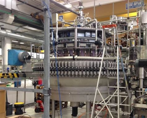 Particolare del sistema di autostop su un'imbottigliatrice