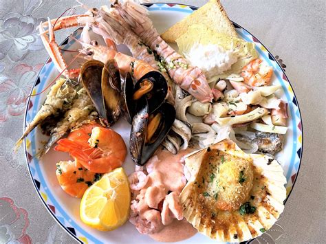 Selezione di antipasti a base di pesce e frutti di mare