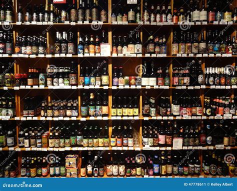 Scaffali di supermercato con una vasta selezione di birre analcoliche