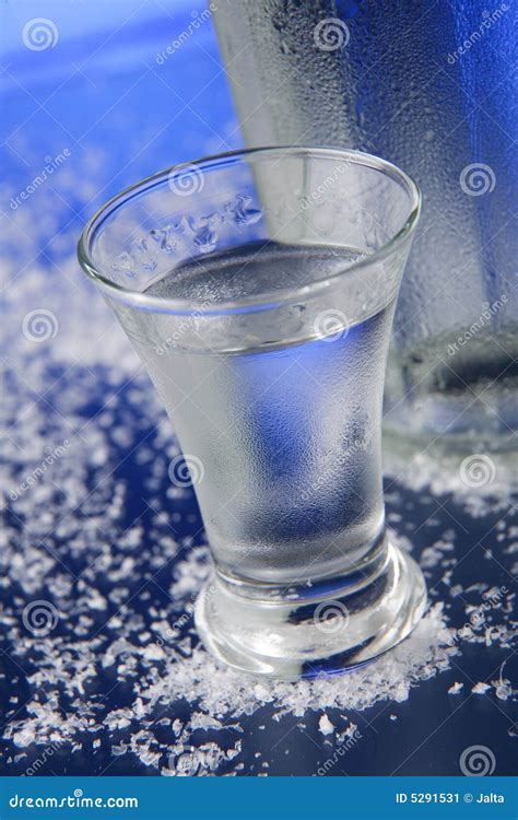 Immagine di un bicchiere di vodka cristallina con gocce di condensa