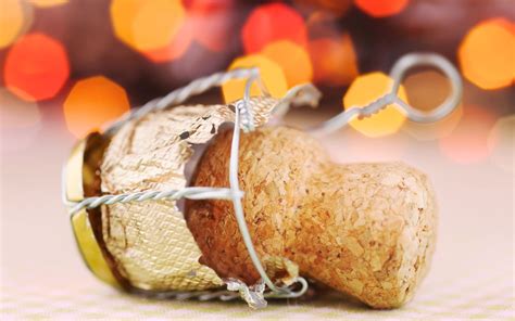 Mani che legano un tappo di spumante con spago