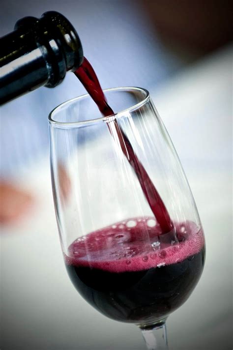 Dettaglio di un bicchiere di Lambrusco Rosso con bollicine