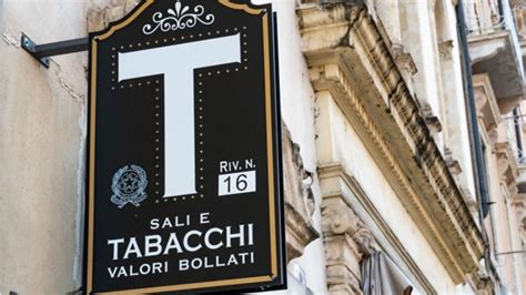 Tabaccheria con insegna moderna