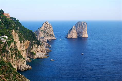 Panorama dell'isola di Capri con i suoi limoneti