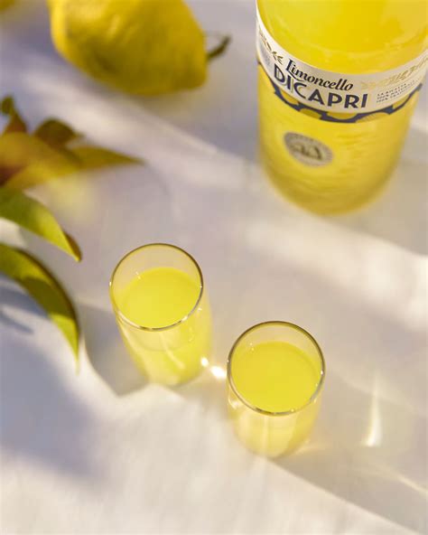 Calice di Limoncello di Capri ghiacciato con una fetta di limone