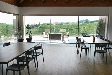 Interno sala degustazione vini con vista panoramica