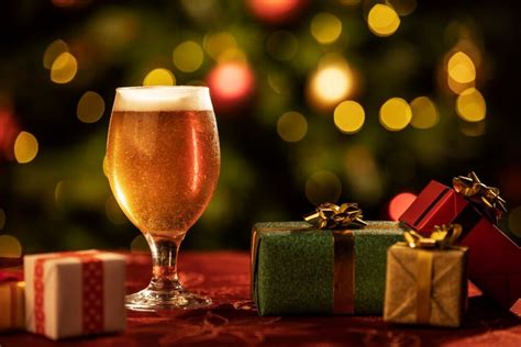Birra di Natale in un bicchiere con decorazioni natalizie