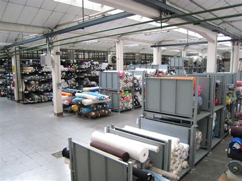 Vista di un magazzino tessile storico a Prato