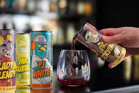 Lattine di vino impilate