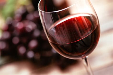 Calice di vino rosso intenso con riflessi violacei