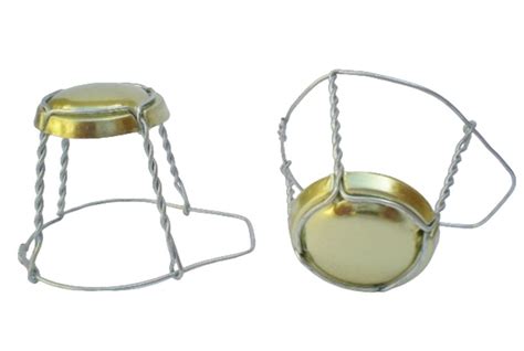 Varietà di tappi e gabbiette per bottiglie