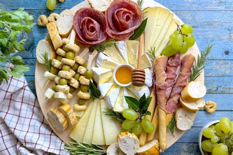 Composizione di un tagliere di salumi e formaggi