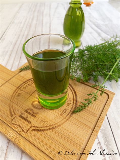 Bottiglie di liquore al finocchietto selvatico e bicchierini da shot