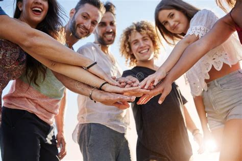 Gruppo di persone che brinda