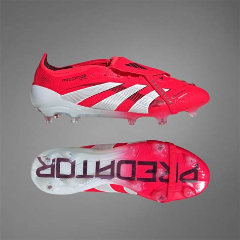 Primo piano di una Adidas Predator con dettagli delle striature in gomma