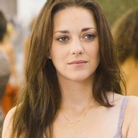 Max Skinner e Fanny Chenal che passeggiano in un vigneto