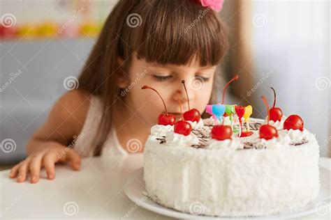 Max Skinner che annusa la terra in Provenza