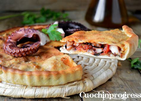 Primo piano di una Tiella Gaetana con polpo