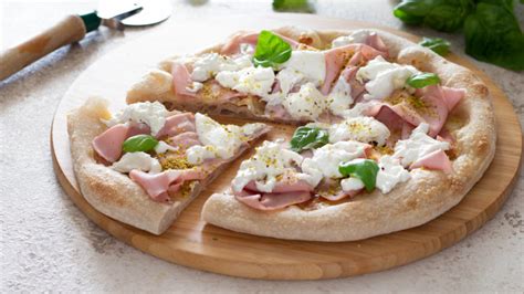 Una pizza gourmet con ingredienti tipici lucani
