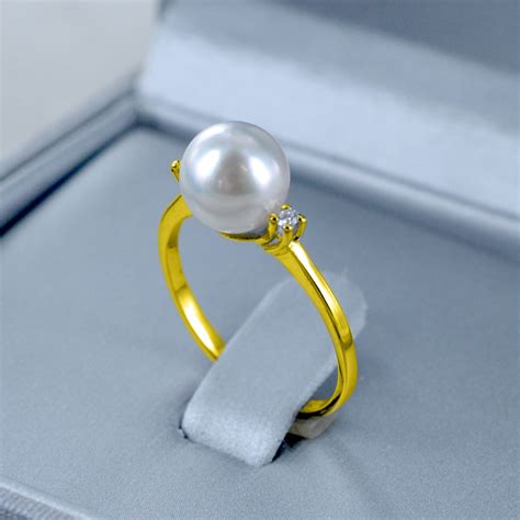 Anello con perla champagne su sfondo elegante