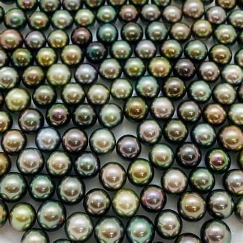 Dettaglio di una perla di Tahiti champagne a forma di goccia