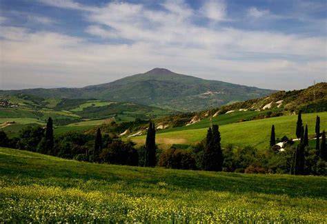 Panorama della Val d'Orcia con il Monte Amiata sullo sfondo