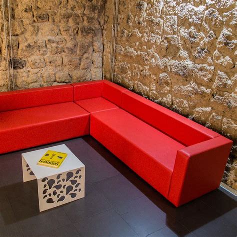 Interno del locale Refeel con divanetti e vetrate