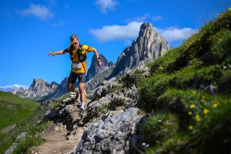 Atleta di trail running in montagna
