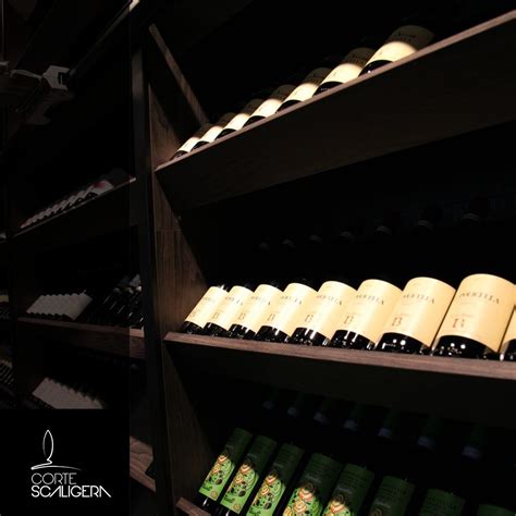 Interno dell'enoteca Il Banco, con particolare attenzione alla cantina