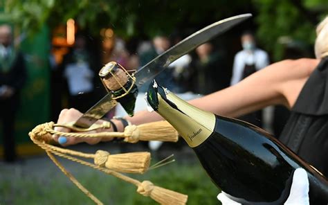 Champagne sabrage performance